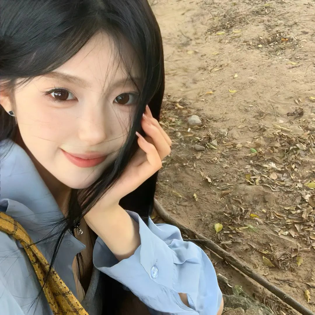 随盲柳入眠的女人